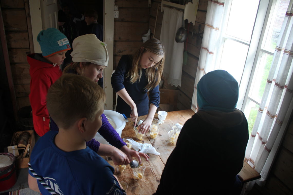5,klassinger skibotn skole på opheim gård deler sjølkjerna smør søsterlig og broderlig